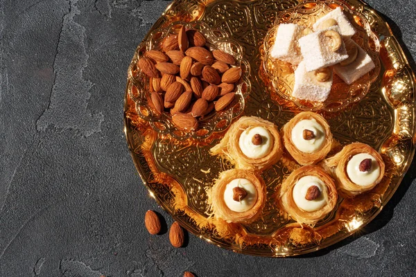 Turkiska dessert baklava med nötter på svart bakgrund — Stockfoto