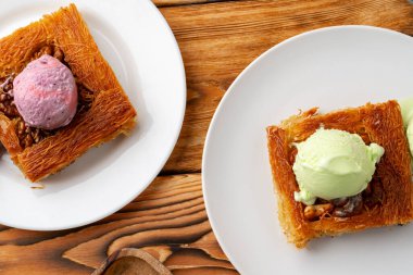 Türk tatlısı, ahşap arka planda dondurmayla servis edilir.