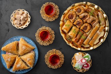 Siyah zemin üzerinde geleneksel gözlüklü Türk çayı