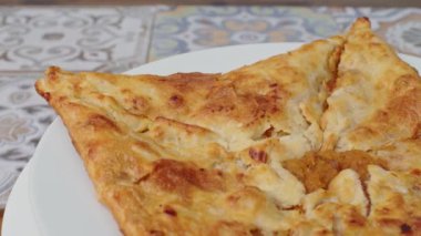 Tabakta dönen Gürcistan turtasının kapağı