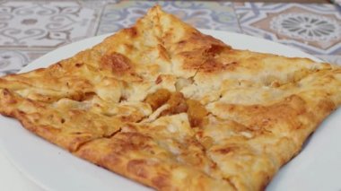 Tabakta dönen Gürcistan turtasının kapağı