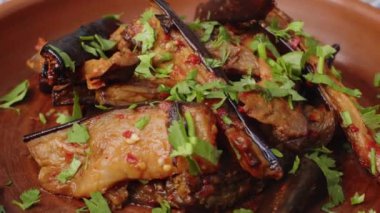 Masada dönen kilden tabakta kızarmış patlıcan salatası.