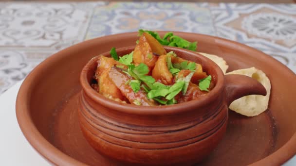 蒸しコショウとナスの前菜は、粘土板の上にパンスライスを提供します。 — ストック動画