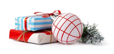 Beyaz arka planda izole edilmiş Noel mücevherleri ve şenlikli hediye kutusu