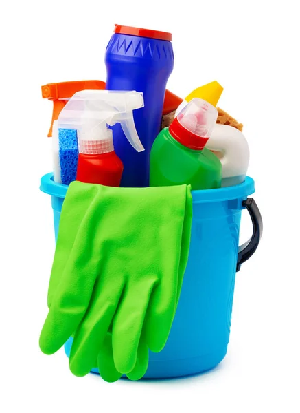 Sıvı deterjan ve temizlik malzemeleri beyaz arka planda plastik kovada — Stok fotoğraf