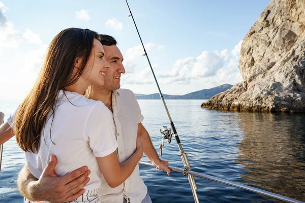 Casal feliz em um iate no verão em férias românticas — Fotografia de Stock
