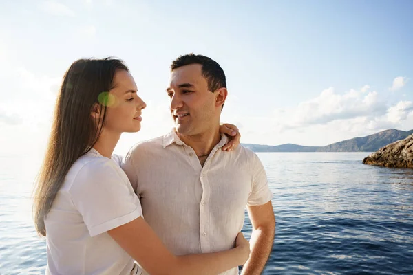 Счастливая пара на яхте летом в романтическом отпуске — стоковое фото