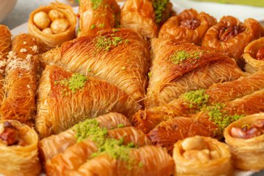Bir otel büfesinde enfes bir baklava yakın çekim