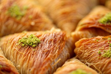 Türk Baklava tatlısını bal ve fındıkla kapat.