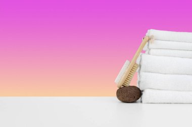 İstiflenmiş havlular ve spa taşlarıyla dolu bir spa.