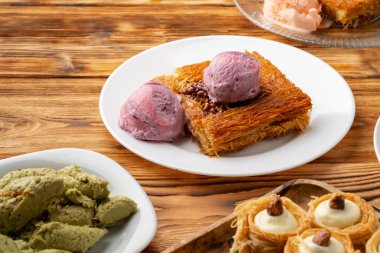 Türk tatlısı, ahşap arka planda dondurmayla servis edilir.