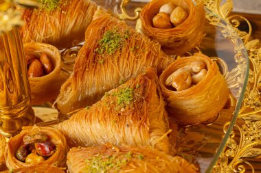 Kek standında çeşitli Türk tatlıları servis ediliyor