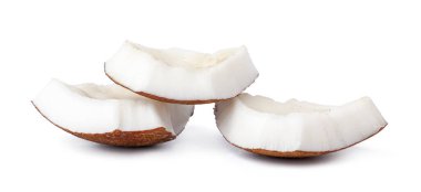 Beyaz arkaplanda hindistan cevizi parçaları