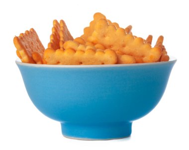 Beyaz arka planda izole edilmiş bir kasede tuzlanmış krakerler.