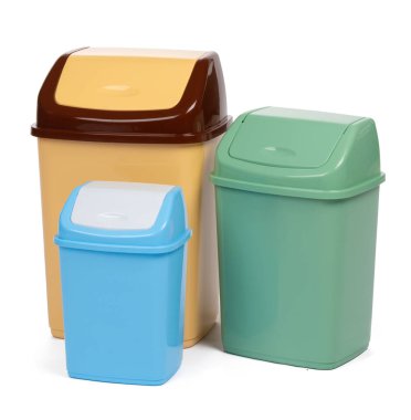 Plastik atık kutusu beyaz arkaplanda izole edildi
