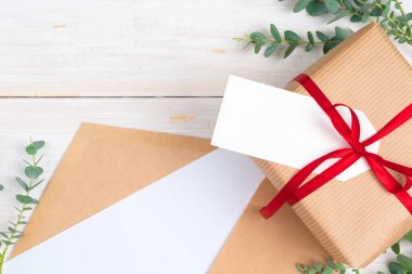 Ahşap arka planda küçük hediyeli boş Xmas istek listesi