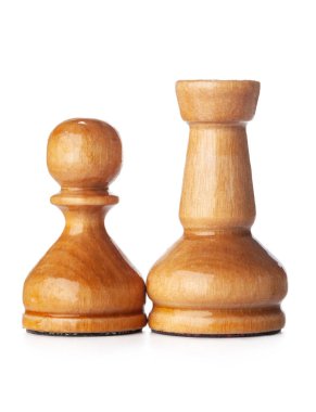 Tahta satranç taşları beyaz üzerine izole edilmiş.