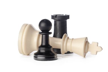 Beyaz arkaplanda siyah beyaz satranç taşları