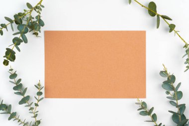 Ahşap masadaki boş mektubun Noel süslemeleri ile en üstteki görünümü