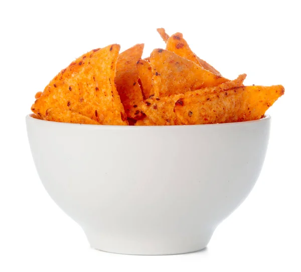 Tigela cheia de chips de nachos isolados em fundo branco — Fotografia de Stock