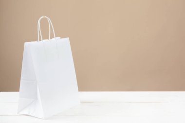 Bej arka planda alışveriş torbaları düzenleme