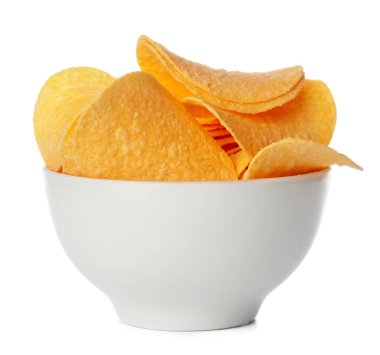 Beyaza izole edilmiş patates cipsi kasesi.