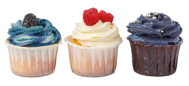 Üç kek beyaz arka planda izole bir şekilde kapanıyor.