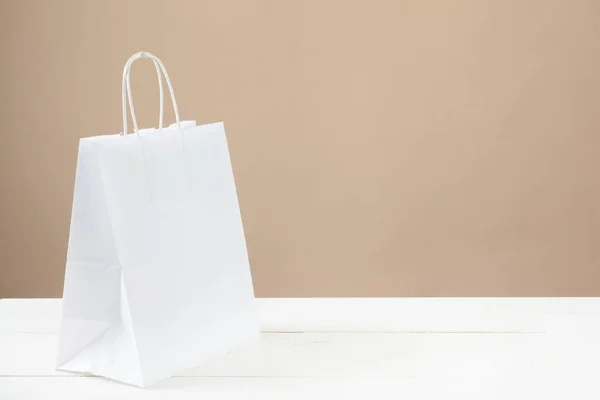 Arranjo de sacos de compras em fundo bege — Fotografia de Stock