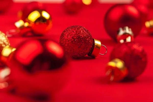 Kleine glanzende kerstballen achtergrond. Kerstdecor — Stockfoto