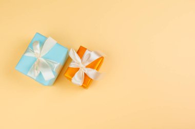 Sarı arkaplan düzleminde dekore edilmiş renkli mevcut