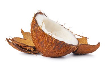 Kırılmış hindistan cevizi yemeye hazır, beyaz arka planda.