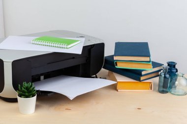 Ofis yazıcısı ahşap bir masaya yakın.