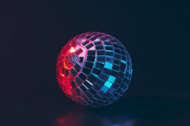 Büyük disko topu koyu arkaplanı kapatıyor