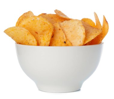 Beyaza izole edilmiş patates cipsi kasesi.