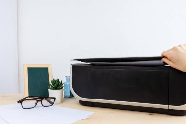 Kopyalama makinesi kullanan bir kadının elleri.