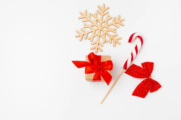 Regalo de Navidad y decoraciones navideñas aisladas sobre fondo blanco — Foto de Stock