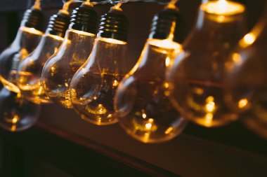 Karanlıktaki ampul çelenkleri.