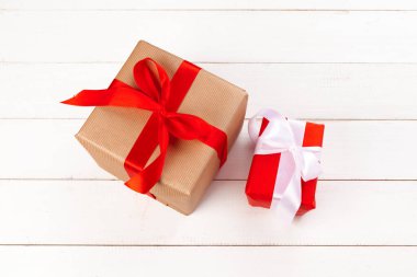 Üst manzaralı beyaz ahşap masa.