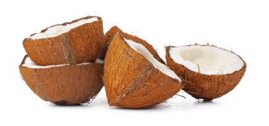 Beyaz arka planda izole edilmiş hindistan cevizi yarıları