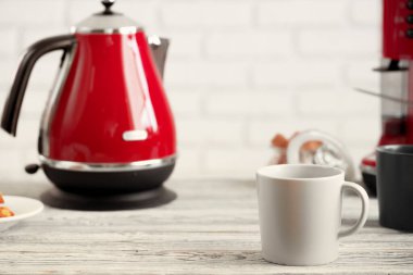 Modern mutfak arka planında bir fincan çay veya kahve.