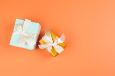 Turuncu arka planda bir fiyonk mevcut.