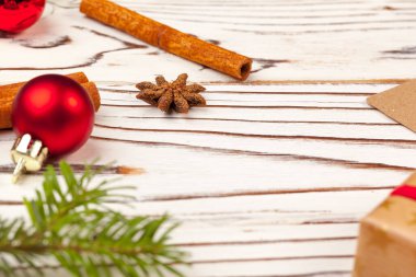 Tahtadaki Noel dekorunun detaylarını yakından çek