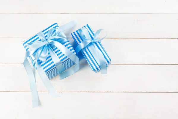 Cajas de regalo con cinta en la mesa blanca de cerca — Foto de Stock