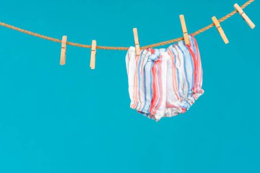 İğneli bebek elbiseleriyle çamaşır ipini kapat.