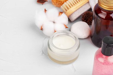 Kozmetik şişeleri ve spa dekorasyonlarıyla harika bir kompozisyon.