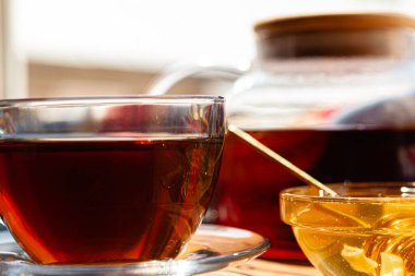 Bal ile cam çay bardağını kapat.