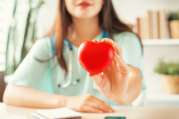 Женщина-врач сидит у себя в офисе. Здравоохранение и медицина