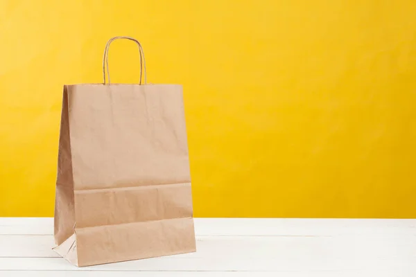 Układ toreb na zakupy na jasnożółtym tle — Zdjęcie stockowe