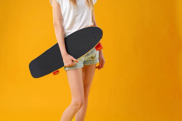 O femeie de nerecunoscut cu skateboard. Sport, concept de agrement — Fotografie, imagine de stoc