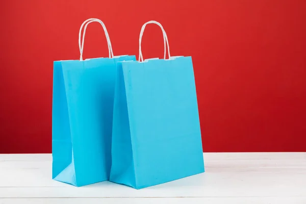 Bolsas de papel con espacio de copia sobre fondo rojo —  Fotos de Stock